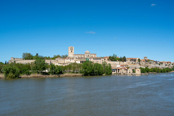 Obraz premium Zamora, Spain - April 17, 2024: Panoramic view of the city and the Duero River with the Stone Bridge