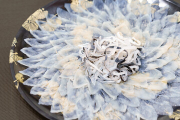 日本料理 ふぐ刺し（丸皿に美しく盛りつけられたフグの刺し身） © nukopic