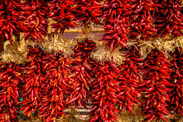 Naklejka premium Dried red chile peppers at an open market in Santa Fe, New Mexico
