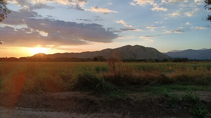 Cielo entre naturaleza y ciudad