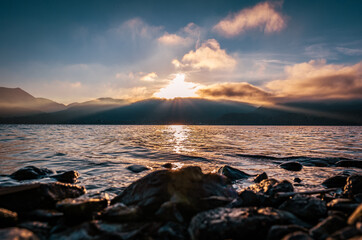 Sonne über den Bergen am Tegernsee