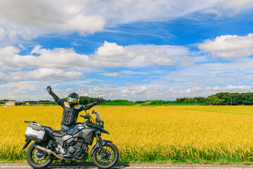田園を走るオートバイ