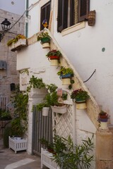 Fototapeta premium Hermosa callejuela con casas italianas tipicas en puglia