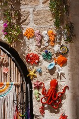 Pared exterior en Italia decorada con ceramicas artesanales
