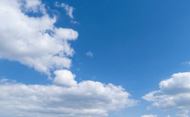 Obraz premium A bright, clear sky with fluffy clouds floating gently above, creating a serene atmosphere perfect for relaxation and inspiration.