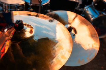 Obraz premium A drum cymbal reflects sunlight making for an interesting pattern of light
