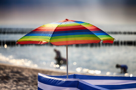 Parasol na plaży w słoneczny dzień latem. 