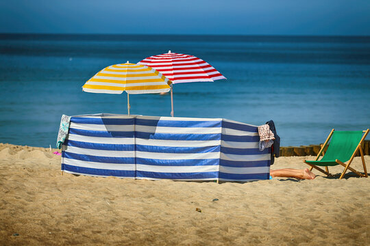 Parasol na plaży w słoneczny dzień latem. 