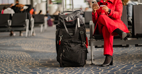 Obraz premium mujer sentada en la sala de espera en el aeropuerto con su equipaje 