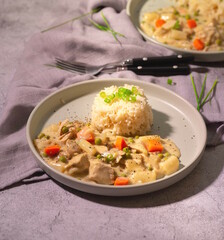 Hühnerfrikassee mit Reis 