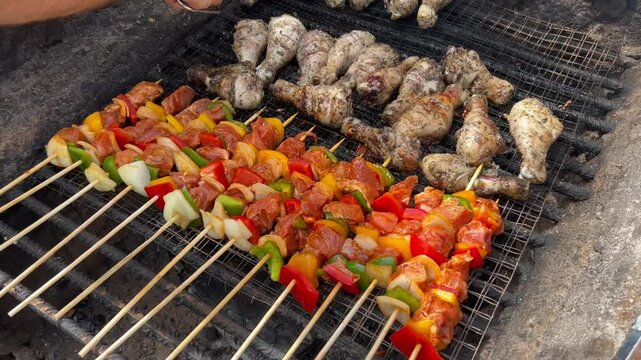 Brochetas y muslos de pollo a la parrilla