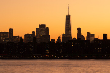 Obraz premium Manhattan skyline illuminated at sunset