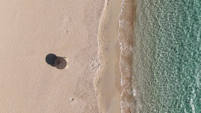 Un ombrello che si affaccia sul mare