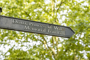 Pedestrian access direction sign for Princess Diana memorial in London © Pedro Emanuel 