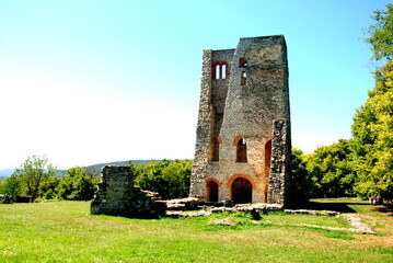 Ruins of the Church of Our Lady of Dorgicse. It is worth visiting this ruined church of about 800 years. You can admire the scenery, sit down, eat, relax.

