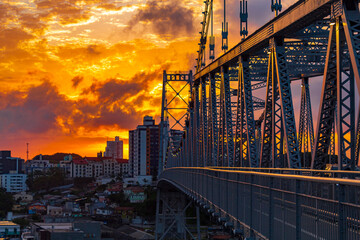 Florianopolis  e a  ponte Hercílio Luz no pôr-do-sol Florianópolis Santa Catarina Brasil 