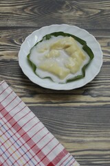 Semar Mendem Solo is a traditional Surakarta snack, made from glutinous rice and filled with shredded chicken in a thick coconut milk sauce. The outer layer is coated with flour and egg batter.