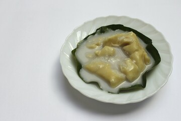 Semar Mendem Solo is a traditional Surakarta snack, made from glutinous rice and filled with shredded chicken or beef in a thick coconut milk sauce. The outer layer is coated with flour and egg batter