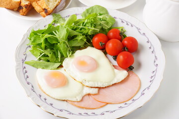 ハムエッグ朝食
