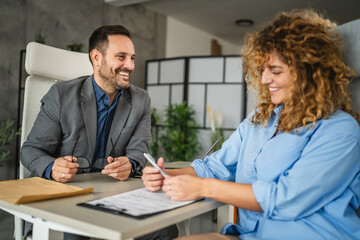 Obraz premium male colleague persuade a female colleague to signing a contract