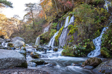 秋景色の山梨県清里高原「吐竜の滝」