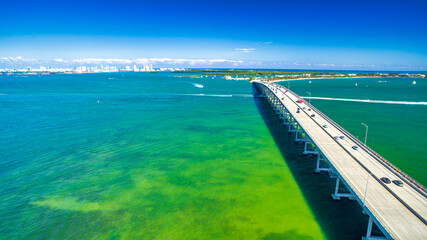 Obraz premium Panoramic aerial view of Rickenbacker Causeway, Miami