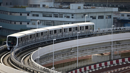 レインボーブリッジ（芝浦ループ橋）を走る「ゆりかもめ」