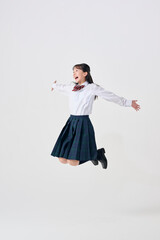 白背景,笑顔でジャンプをする日本人女子中学生