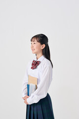 白背景,勉強道具を持った日本人女子中学生