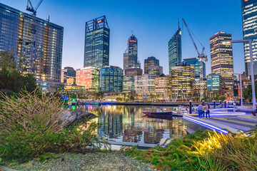 Obraz premium Perth, Australia - August 31, 2023: Bridge and skyscrapers of Elizabeth Quay at sunset, Perth