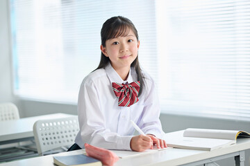 教室で授業を受ける女子中学生