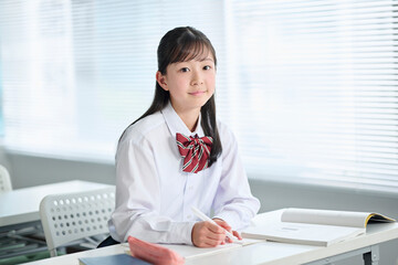 教室で授業を受ける女子中学生