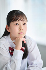 教室で授業を受ける女子中学生