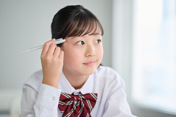 教室で授業を受ける女子中学生