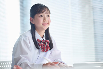 教室で授業を受ける女子中学生