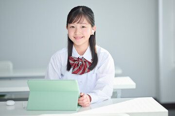 タブレット端末で授業を受ける女子中学生