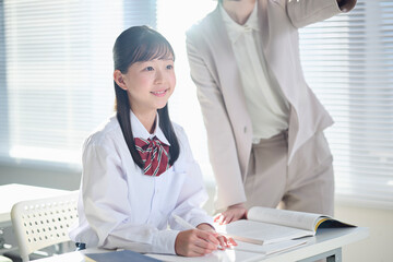  塾講師に勉強を教わる女子中学生