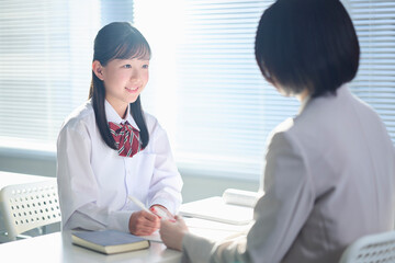 塾講師に勉強を教わる女子中学生