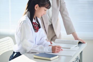  塾講師に勉強を教わる女子中学生