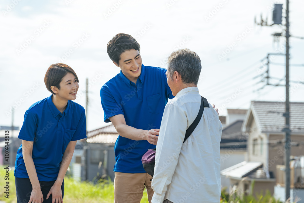 Poster 介護、シニア、散歩、看護師、ひとり歩き、徘徊、お年寄り、ボランティア、高齢者、保護、認知症、介護士、ケアスタッフ、ヘルパー、職員、捜索、行方不明、男性、女性、日本人、行政、自治体、住宅街、BPSD、見守り、支援、サービス、安心、安全、福祉、公務員、介護福祉士、施設、老人ホーム、外出、介助、ホームヘルパー、老人、MCI、記憶障害、地域、老後、老化、屋外、サポート、スタッフ、声かけ、誘導、案内、人物