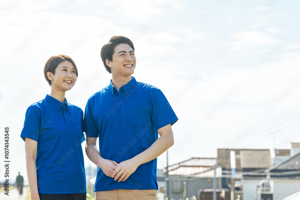 Poster 介護士、保育士、作業員、スタッフ、チームワーク、仕事、ボランティア、アルバイト、日本人、作業服、デリバリー、引越し、住宅、住宅街、街、男性、女性、働く、職業、業者、笑顔、元気、コピースペース、若い、スポットワーク、介護福祉士、介護、福祉、行政、公務員、デイケア、デイサービス、ヘルパー、ホームヘルパー、青空、見上げる、希望、目標、挑戦、チャレンジ、成長、ビジネス、ポートレート、屋外、ポジティブ、スタ