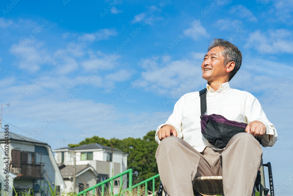 Aufkleber 車いす、車椅子、高齢者、シニア、お年寄り、見上げる、希望、元気、リハビリ、終活、フレイル、サルコペニア、笑顔、ポジティブ、明るい、青空、自然、住宅街、外出、屋外、支援、サポート、コピースペース、高齢化社会、少子高齢化、独居老人、自立、施設、福祉、ウェルネス、介護、日本人、男性、老人、60代、老後、ライフスタイル、中高年、セカンドライフ、晴れ、散歩、健康、ヘルスケア、おじいちゃん、目標、70代、相続