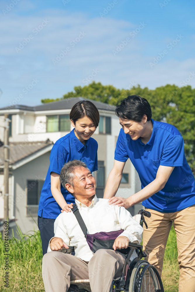 Leinwandbilder 介護、車いす、介護士、応援、デイサービス、ボランティア、ヘルパー、デイケア、元気、笑顔、車椅子、外出、介助、リハビリ、健康、屋外、レク、老人ホーム、施設、ホームヘルパー、日本人、男性、女性、仕事、会話、信頼、真心、安心、安全、青空、コピースペース、自然、環境、新緑、公園、歩道、チームワーク、見守り、住宅街、暮らし、サポート、支援、行政、住宅、ポジティブ、シニア、高齢者、お年寄り、福祉、人物