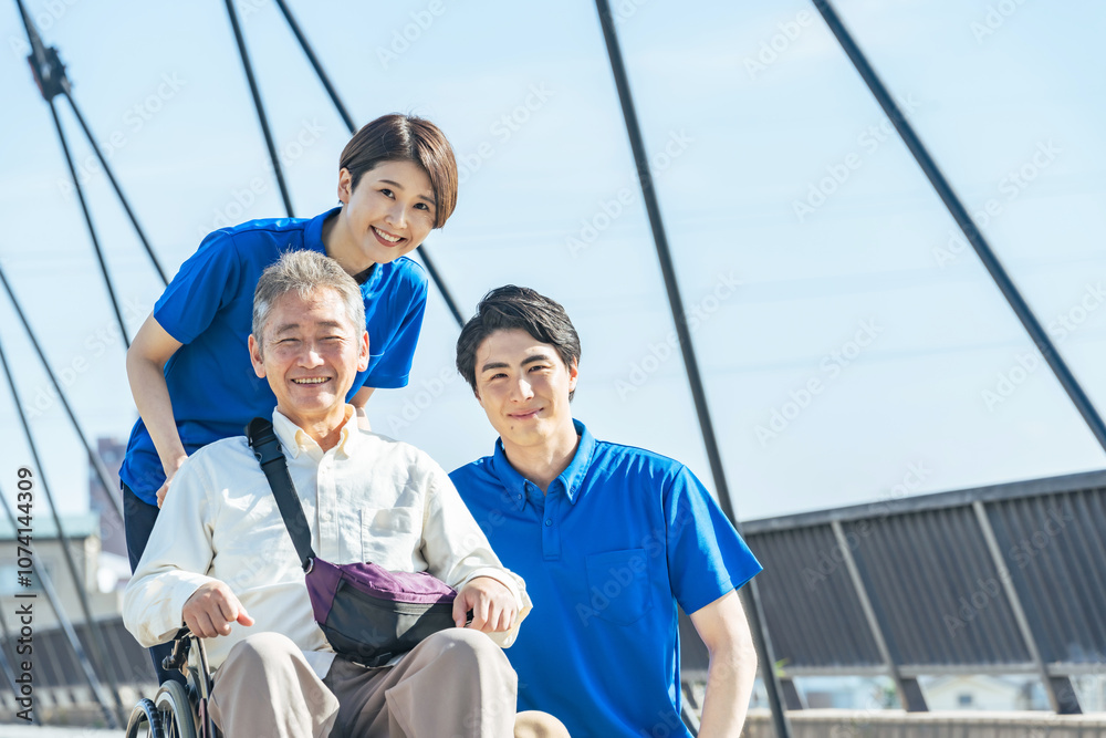 Poster 介護士、介護、お年寄り、高齢者、車椅子、青空、笑顔、福祉、ヘルパー、デイサービス、デイケア、ホームヘルパー、外出、レク、ポジティブ、ウェルネス、仕事、職業、アルバイト、人材、日本人、男性、女性、グループ、スタッフ、サポート、支援、思いやり、信頼、介護福祉士、元気、カメラ目線、都市、屋外、散歩、障がい者、障害、歩道、施設、健康、リハビリ、老後、老人、老人ホーム、患者、看護、医療、理学療法士、車いす、