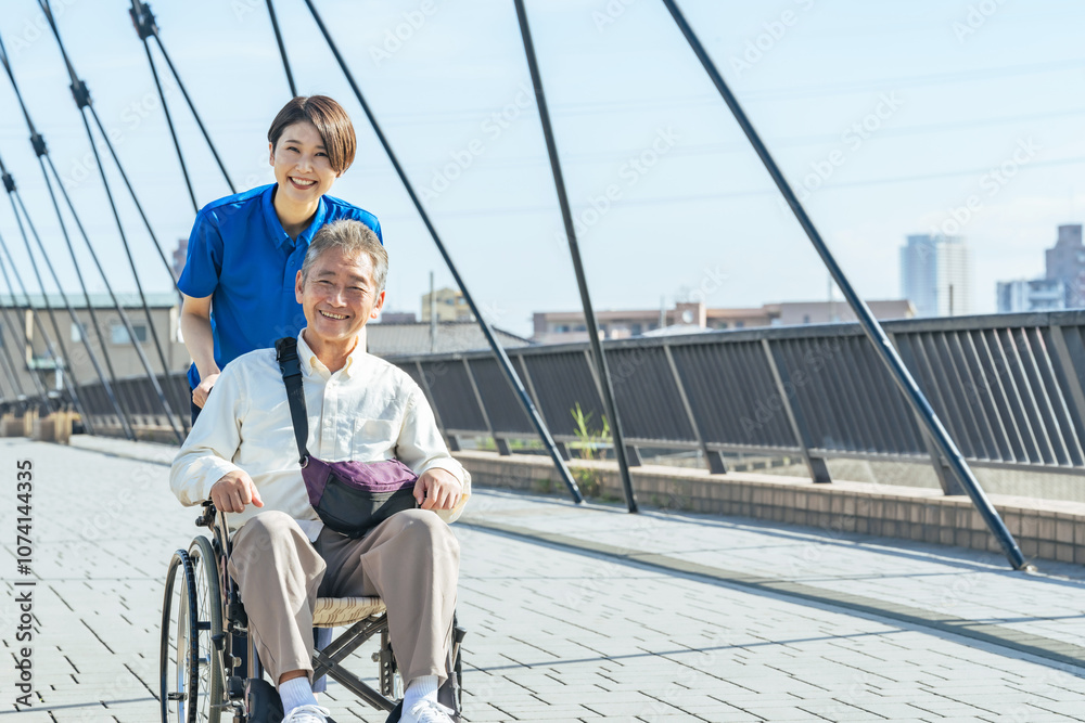 Poster 介護、車椅子、ヘルパー、介護士、笑顔、歩道、外出、サポート、支援、高齢者、お年寄り、シニア、道路、屋外、女性、男性、日本人、サービス、デイサービス、ホームヘルパー、介護福祉士、老人ホーム、障害、障がい者、介護員、青空、元気、ポジティブ、街、都市、社会、橋、ウェルネス、リハビリ、健康、老後、明るい、散歩、外出レク、福祉、老人、押す、スタッフ、フレイル、サルコペニア、ADL、デイケア、施設、カメラ目線