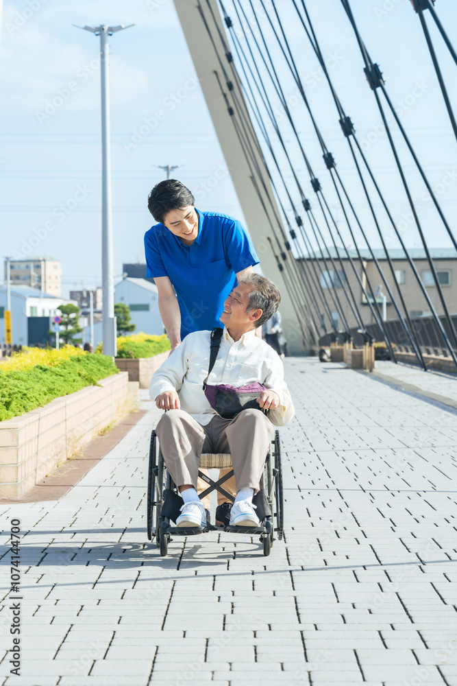 Leinwandbilder 介護、車椅子、シニア、散歩、介護士、外出、ヘルパー、高齢者、お年寄り、街、笑顔、都市、社会、ウェルネス、福祉、ケアスタッフ、スタッフ、介助、老後、介護福祉士、橋、道路、歩道、バリアフリー、障害者、障害、ホームヘルパー、屋外、サービス、サポート、訪問、リハビリ、健康、ヘルスケア、デイサービス、老人ホーム、付き添い、施設、青空、ポジティブ、元気、明るい、リラックス、男性、日本人、歩く、会話、サルコペニ