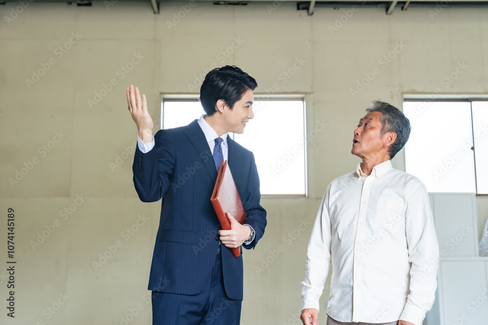 Poster 物件、内見、内覧、案内、不動産、業者、オーナー、大家、説明、販売、見積もり、リフォーム、改装、交渉、男性、日本人、建物、ビル、倉庫、店舗、営業、シニア、高齢者、ビジネス、ビジネスパーソン、賃貸、中古、スケルトン、内装、工事、原状回復、点検、住宅、リニューアル、老朽化、修繕、工場、建設、建築、相談、ビジネスマン、管理、仕事、室内、考える、検討、メンテナンス、修理、会社、人物