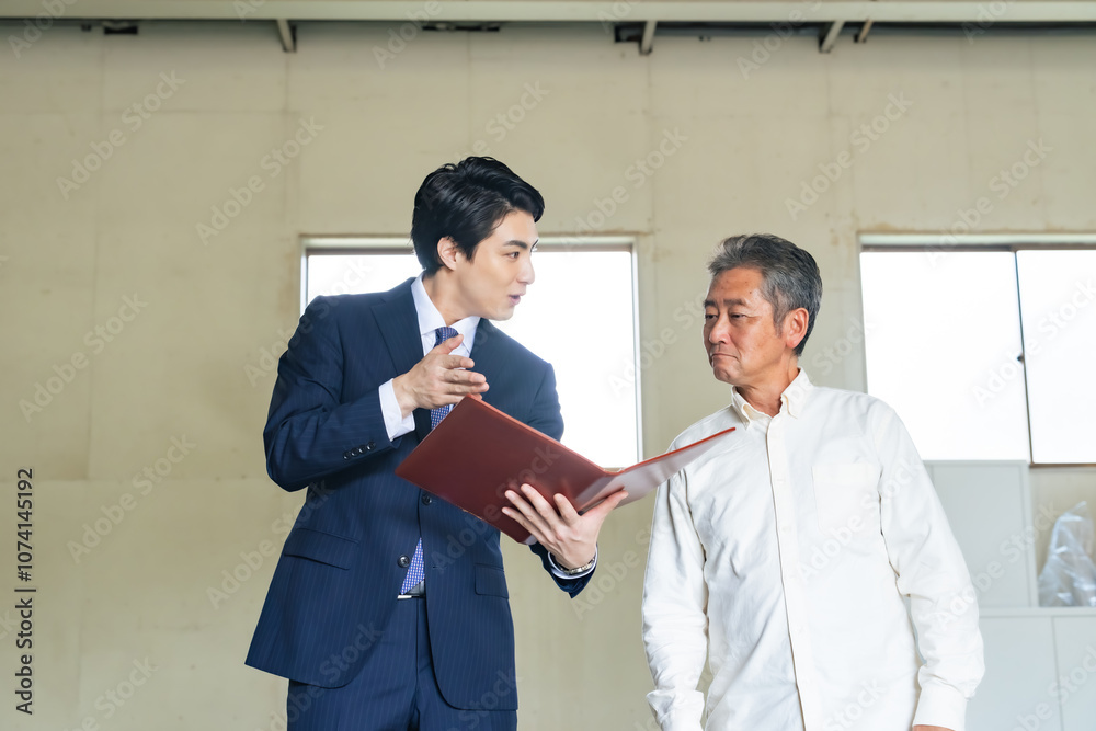Poster 不動産、物件、営業、内覧、内見、下見、オーナー、賃貸、説明、案内、業者、打ち合わせ、リフォーム、大家、中古、倉庫、工場、スケルトン、店舗、書類、見積もり、仲介、紹介、シニア、男性、ビジネスパーソン、ビジネスマン、日本人、販売、査定、売却、空き家、内装、改装、買取、住宅、物置、固定資産税、税理士、相続、税務調査、価格、相談、点検、修繕、引っ越し、交渉、会話、ビジネス、人物