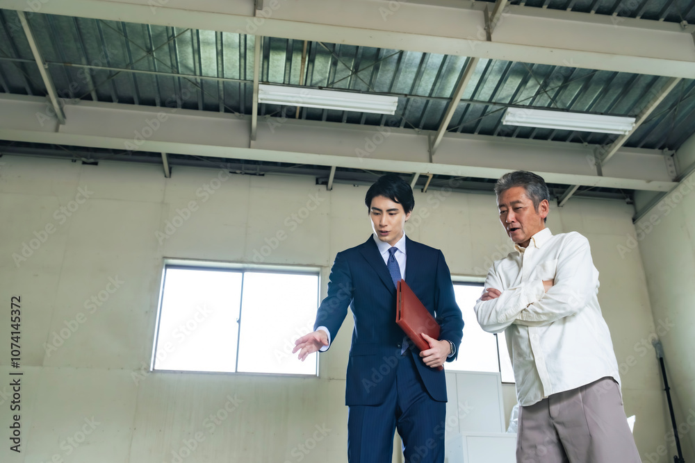 Fototapete 内見、内覧、物件、案内、不動産、見積もり、説明、業者、リフォーム、改装、交渉、男性、日本人、建物、ビル、倉庫、店舗、営業、シニア、高齢者、オーナー、大家、ビジネス、ビジネスパーソン、賃貸、販売、中古、スケルトン、内装、工事、原状回復、点検、住宅、リニューアル、老朽化、修繕、工場、建設、建築、設計、相談、ビジネスマン、管理、仕事、引っ越し、床、室内、シリアス、悩む、人物