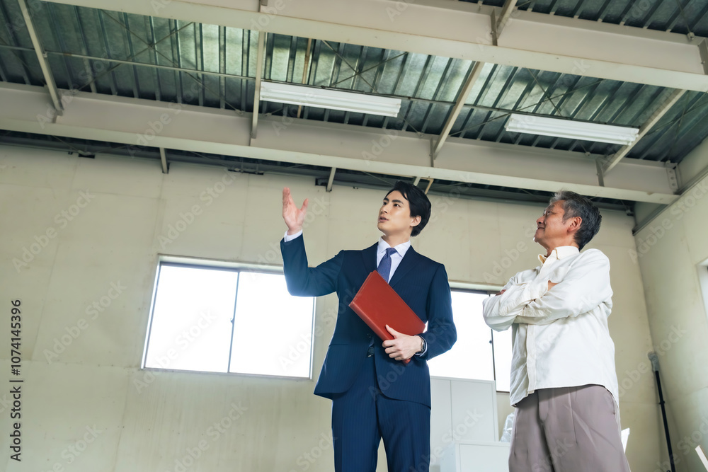 Leinwandbilder 内見、内覧、物件、案内、不動産、見積もり、説明、業者、リフォーム、改装、交渉、男性、日本人、建物、ビル、倉庫、店舗、営業、シニア、高齢者、オーナー、大家、ビジネス、ビジネスパーソン、賃貸、販売、中古、スケルトン、内装、工事、原状回復、点検、住宅、リニューアル、老朽化、修繕、工場、建設、建築、設計、居抜き、相談、ビジネスマン、管理、仕事、笑顔、ポジティブ、引っ越し、室内、人物